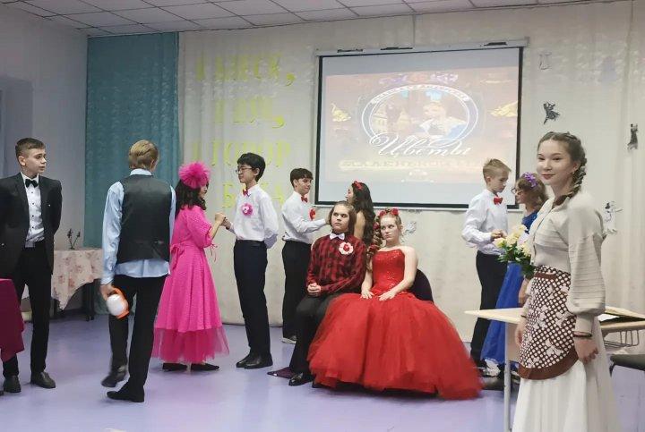 27 қаңтарда мектебімізде әдеби кеш өтті. 27 января в нашей школе прошёл литературный бал.