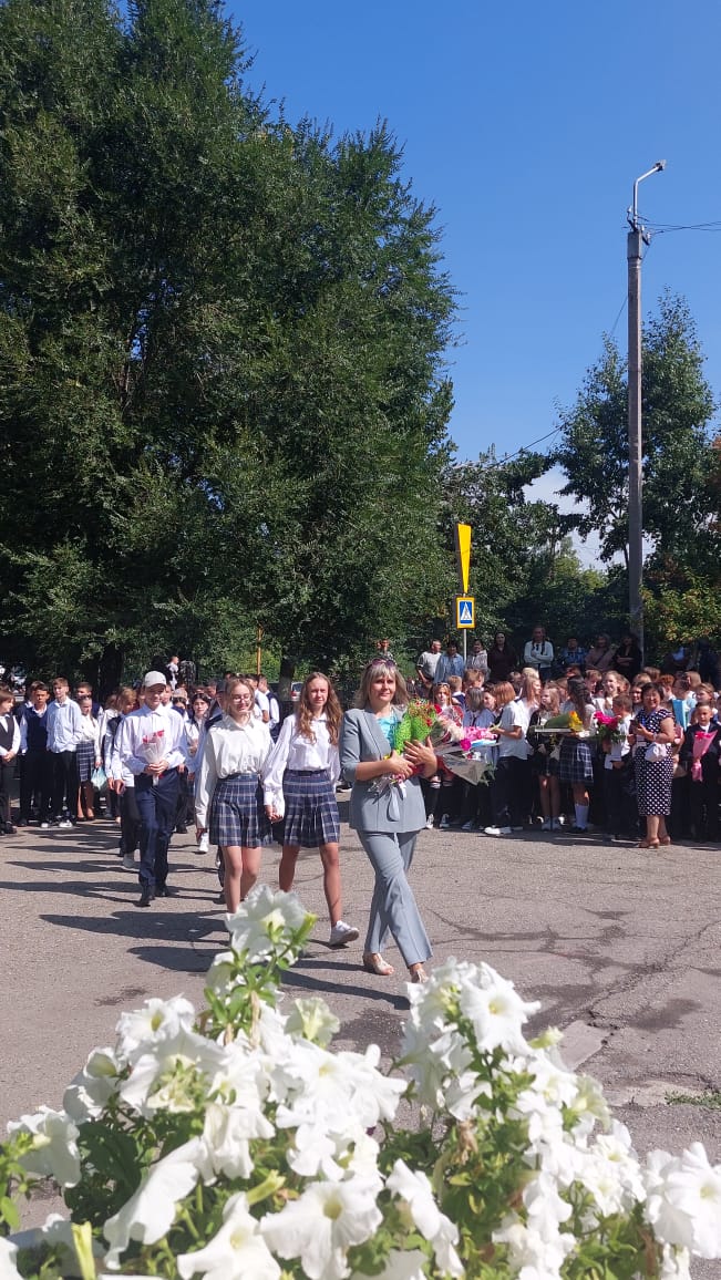 1 сентябрь білім күні. 1 сентября -день знаний.