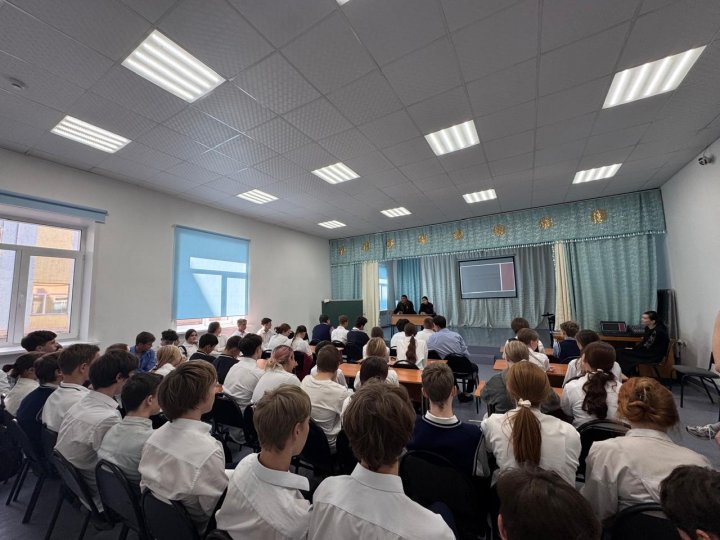 Профилатическая лекция сотрудников УВД с